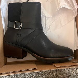 Sorel Black Ankle Boots with Chunky Heel and Minimalist Design